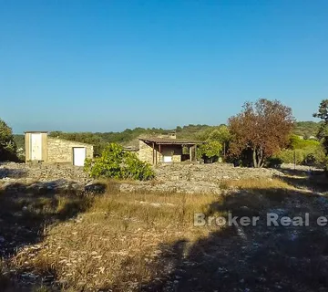 Zemljište s 3 manja objekta, pogled na more - Korčula