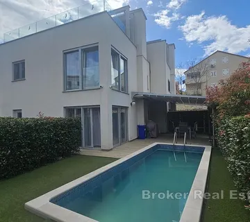 Troetažni apartman s bazenom i krovnom terasom - Krk