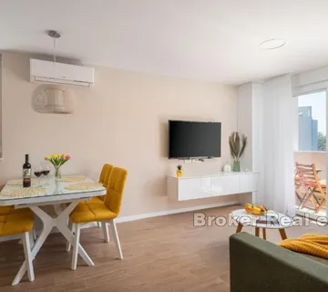 Firule - Novouređen dvosobni stan - Split