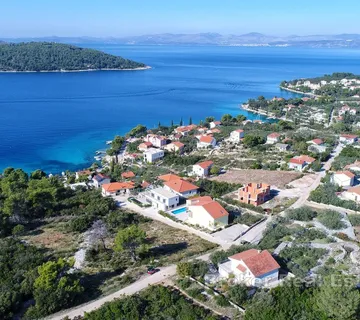 Atraktivno zemljište u drugom redu od mora - Šolta, Šolta