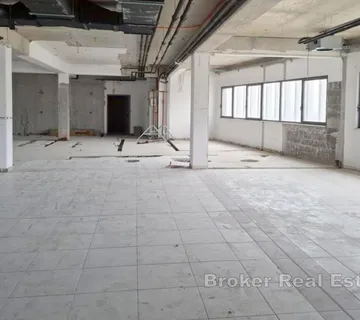 Atraktivan poslovni prostor s balkonom u modernoj poslovnoj zgradi - Split