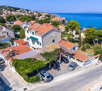 Kuća sa 9 apartmana, za prodaju - Brač, Brač