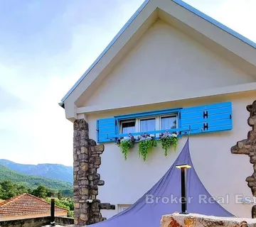 Predivna kuća s dvije stambene jedinice i jacuzzijem - Hvar
