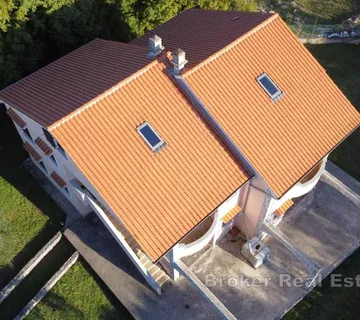 Kuća sa četiri apartmana i potkrovljem na mirnoj lokaciji - Krk
