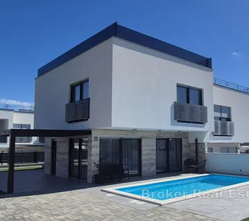 Moderna vila s bazenom i krovnom terasom - Vodice