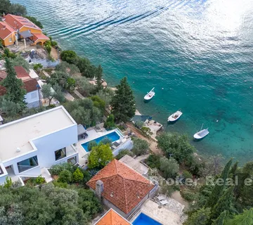 Vila s bazenom u prvom redu do mora - Korčula