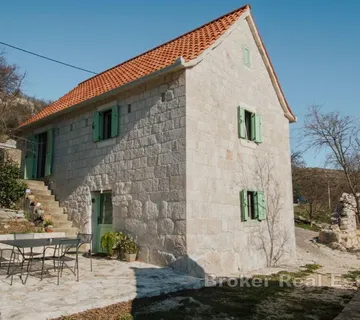 Tradicionalna kamena kuća na mirnoj lokaciji - Trogir