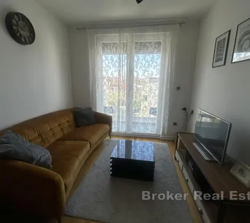 Moderan, novouređen dvosoban stan s balkonom i garažom - Split