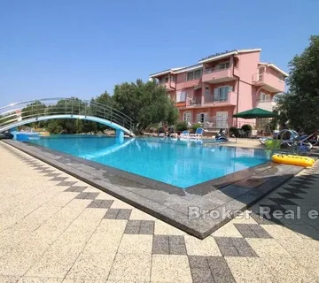 Apartmanska kuća s bazenom - Primošten