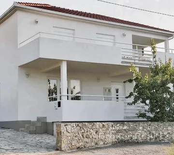 Samostojeća kuća blizu mora s dva stana i odličnom investicijskom prilikom - Žedno, Trogir
