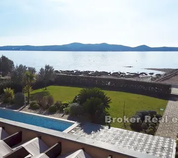 Atraktivna vila prvi red do mora uz samu plažu - Sukošan