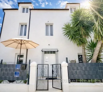 Moderna apartmanska kuća s 6 jedinica na odličnoj lokaciji - Trogir