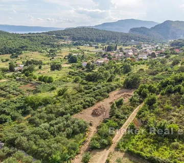 Građevinsko zemljište u mirnom okruženju - Omiš