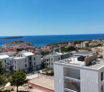 Moderan dvosobni stan s bazenom - Primošten