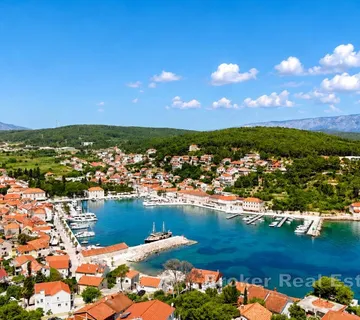 Kamena kuća s dvije stambene jedinice i dvorištem - centar Jelse - Hvar