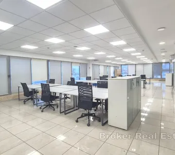 Uredski prostor od 365 m² u poslovnoj zgradi - Split