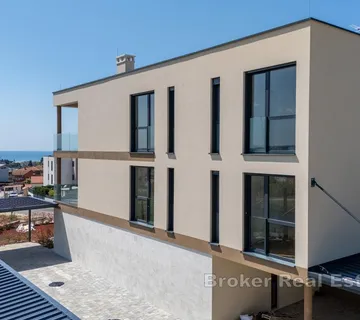 Predivan stan s privatnim vrtom - Novigrad
