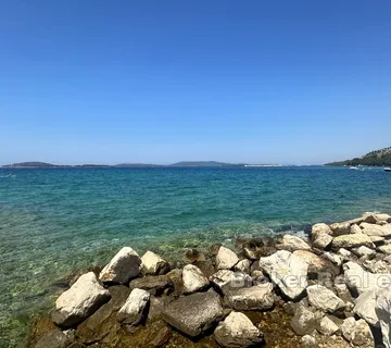 Kuća sa građevinskim zemljištem u prvom redu do mora - Primošten