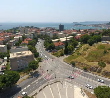 Vrhunski prostor sa prostranom terasom za kompletnu renovaciju - Split