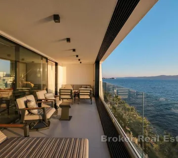 Dvoetažni penthouse uz more s privatnim bazenom na krovnoj terasi - Sukošan
