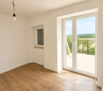 Renovirana kuća s pogledom na more u centru Višnjana - Poreč