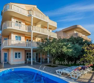 Apartmanska zgrada u blizini mora - Rogoznica