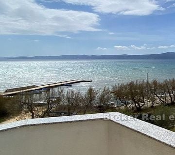 Apartmanska kuća u prvom redu do mora - cover