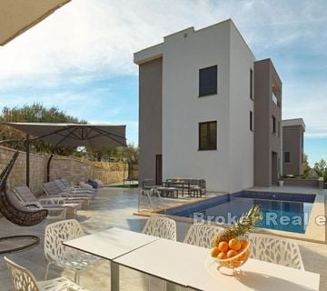 Vila u novogradnji s pogledom na more - cover