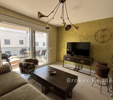 Moderan apartman s djelomičnim pogledom na more - cover