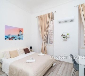 Četiri apartmana s poslovnim prostorom, u centru - cover