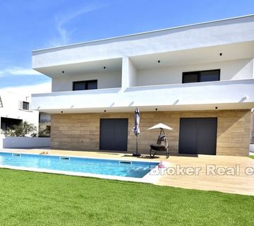 Moderna vila sa bazenom - cover
