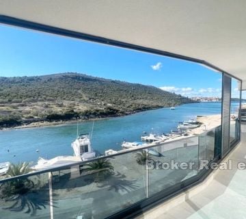 Apartman u prvome redu do mora - cover