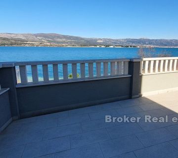Kuća s tri apartmana uz plažu i more - cover