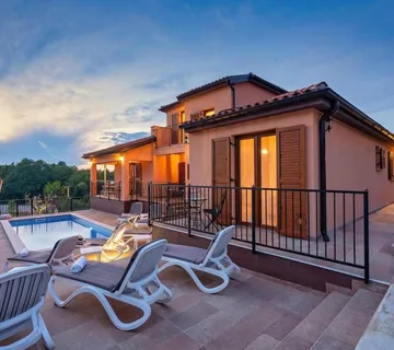 Poreč, Jasenovica– moderna  vila s bazenom u prirodnum ambijentu- na 744 m²  zemljišta - cover