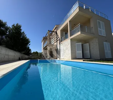 Vodice , Srima, moderna namještena kuća s četiri stana, apartmanom i bazenom