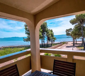 Hrvatska, Zadar, Vir - luksuzna vila s 3 apartmana i garažom, velikim parkingom i dvorištem, 191.32 m2, 30 m do plaže