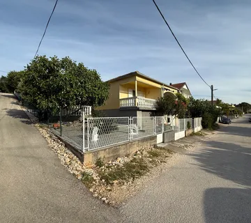 Hrvatska, Zadar, Gornji Karin, 400 m od mora, polovica dvojne kuće, 1 spavaća soba - 51,44m2, pogled na more, garaža i vrt - Gornji Karin, Obrovac