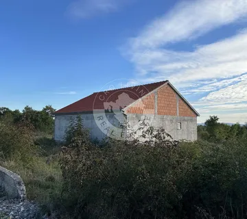Hrvatska, Zemunik, Zadar – 2.062 m² građevinskog zemljišta s kućom + 1.987 m² poljoprivrednog zemljišta u mirnoj zoni, 5 min od zračne luke - Zemunik Donji