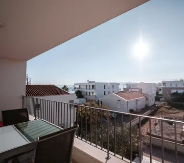 Hrvatska, Zadar, Sukošan – moderan dvosobni apartman (59,50 m²) s pogledom na more i korištenjem bazena - cover