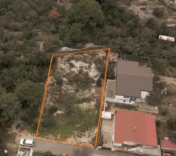 Hrvatska, Šibenik, Pirovac – 2 građevinske parcele, 780 m², u građevinskoj zoni s analizom