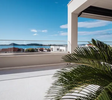 Hrvatska, Šibenik, Vodice (Tribunj) – penthouse stan s pogledom na more, 130 m² površine, dvije terase, moderna arhitektura