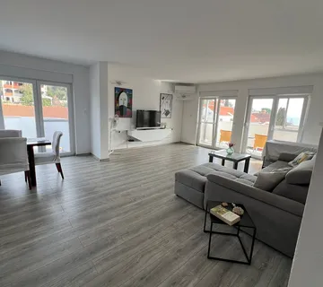 OTOK ČIOVO, OKRUG GORNJI- KUĆA S APARTMANIMA, 80 m OD MORA I 8 KM OD ZRAČNE LUKE - cover