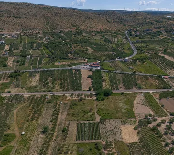 Šibenik, Jadrtovac - Građevinsko i Pašno Zemljište 3978m2 u Atraktivnoj Lokaciji - Vrpolje, Šibenik