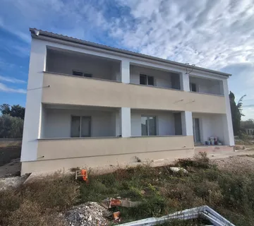 Samostojeća Kuća S 3 Stambene Jedinice, 900 M Od Mora, Mirna I Tiha Pozicija, Vrsi - Grbe, Nin