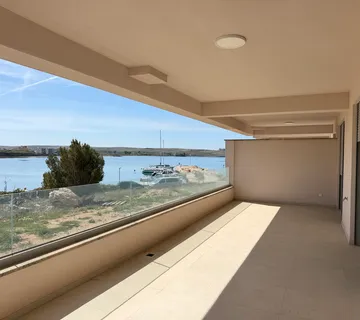 Hrvatska, Zadar, Pag-Povljana, prvi red do Mora, 2 sobni stan 74 m2 -Terasa, Garaža i podrum