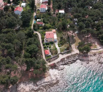 Hrvatska, Zadar, Ugljan - Građevinsko zemljište 1.004 m² u Sušici, 85 m od plaže, s garažom i inventarom - Ugljan, Preko