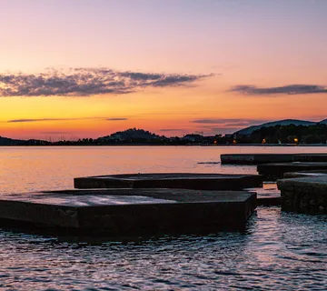 Hrvatska, Šibenik, Tribunj (Vodice) – moderni stanovi u novogradnji s terasom, liftom i parkirnim mjestom, 65–115 m²