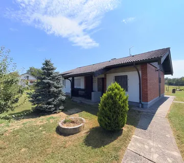 Kloštar Ivanić - uređena prizemnica s 3 spavaće sobe, garažom i parcelom od 2.054 m2