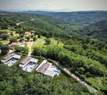 Prodaja građevinskog zemljišta od 580m2, sa pravomoćnom dozvolom za izgradnju vile, blizina Tinjana! - cover