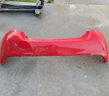 Toyota yaris 2015 zadnji branik - cover